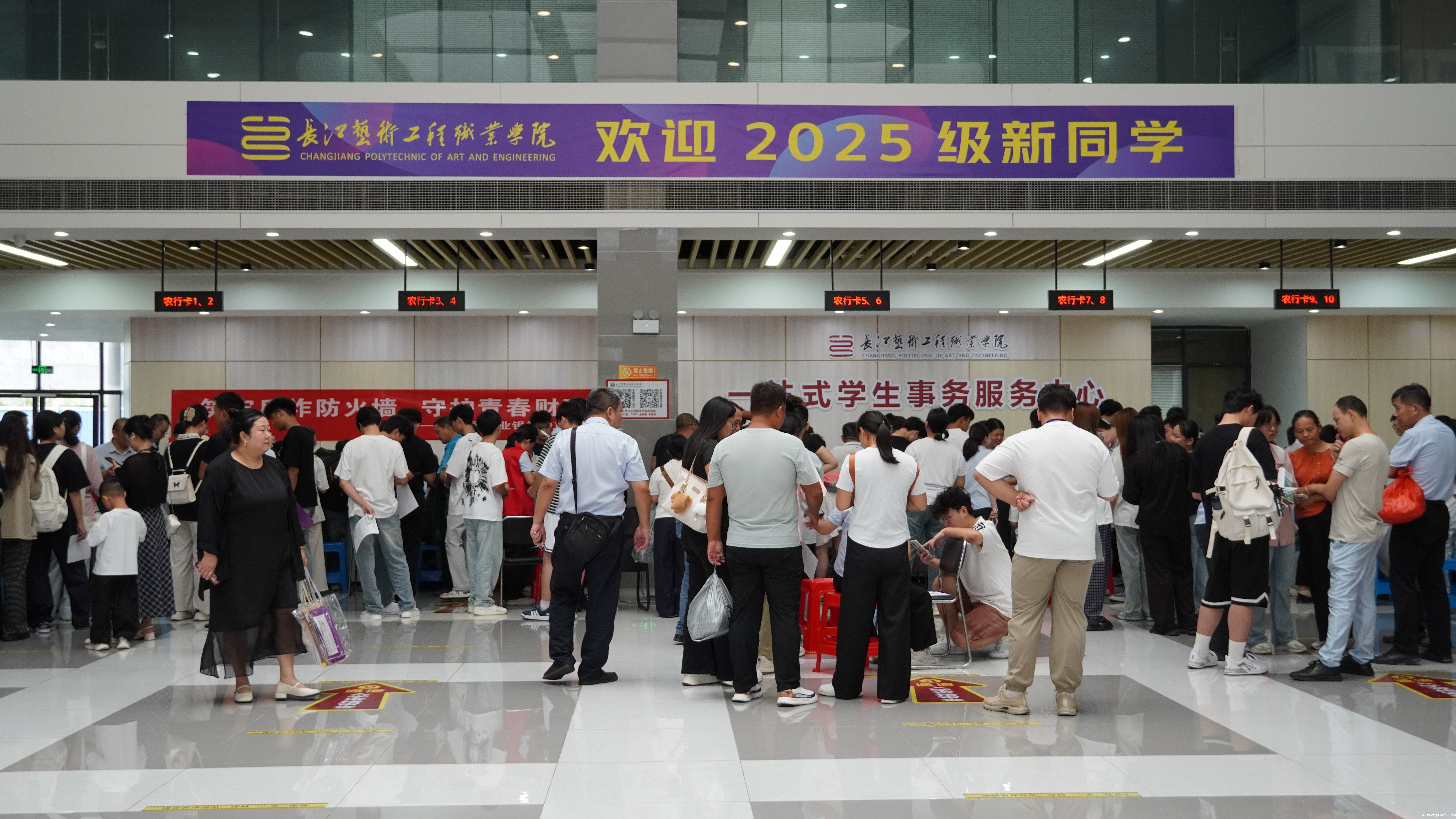 湖北日报客户端报道我校“一站式”迎新服务